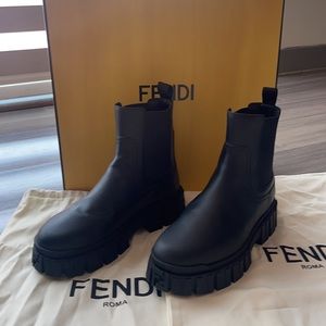 FENDI like New   Women Fendi Force
Black leather Chelsea boots
$995.00
Black